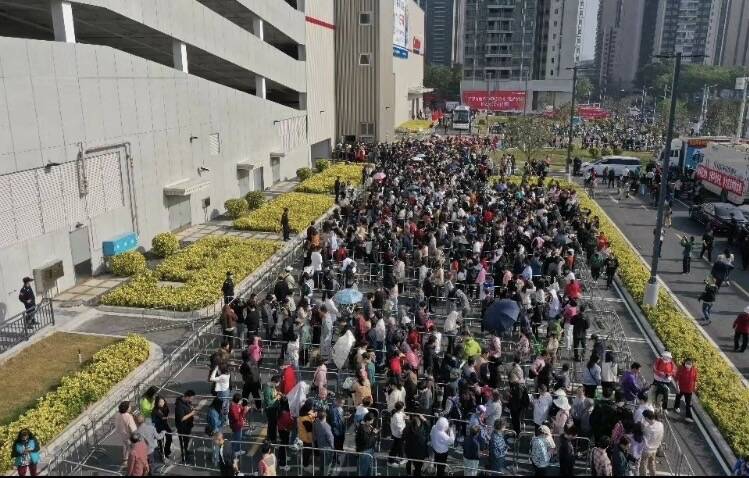 Costco深圳旗艦店開幕,擠滿排隊人潮。(圖取自中國網路)
