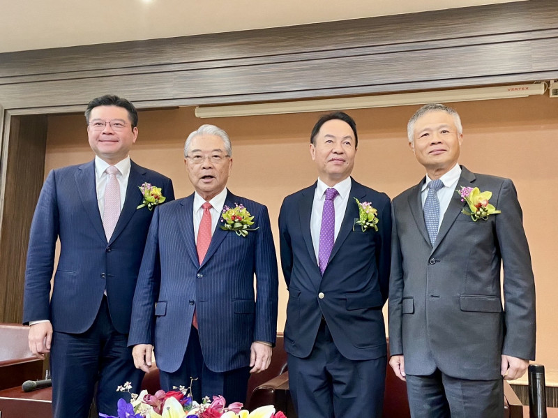 康舒董事長許介立（左起），集團大家長許勝雄、金寶執行長陳威昌、泰金寶電通總經理鄒孔訓。（記者方韋傑攝）