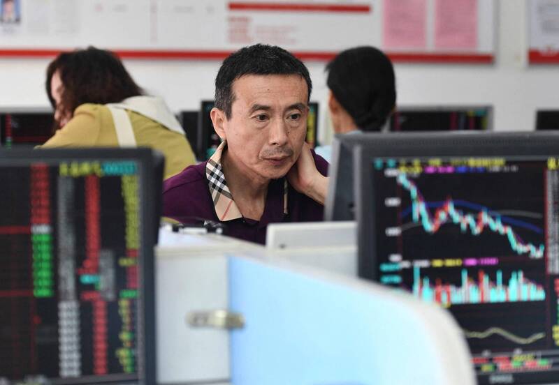 中國政府限制減持股票，投資人不滿。（法新社）