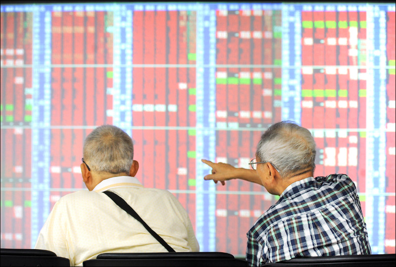新制勞退基金去年大賺約4786億元，創下基金成立以來的新高，平均每戶帳面分紅逾3萬8千元。（資料照）