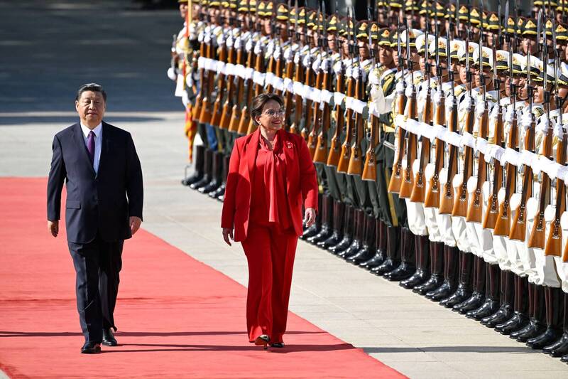 宏都拉斯總統卡蕬楚（Xiomara Castro，右）去年6月訪中，時隔多月，宏國白蝦至今尚未出口到中國。（路透社）