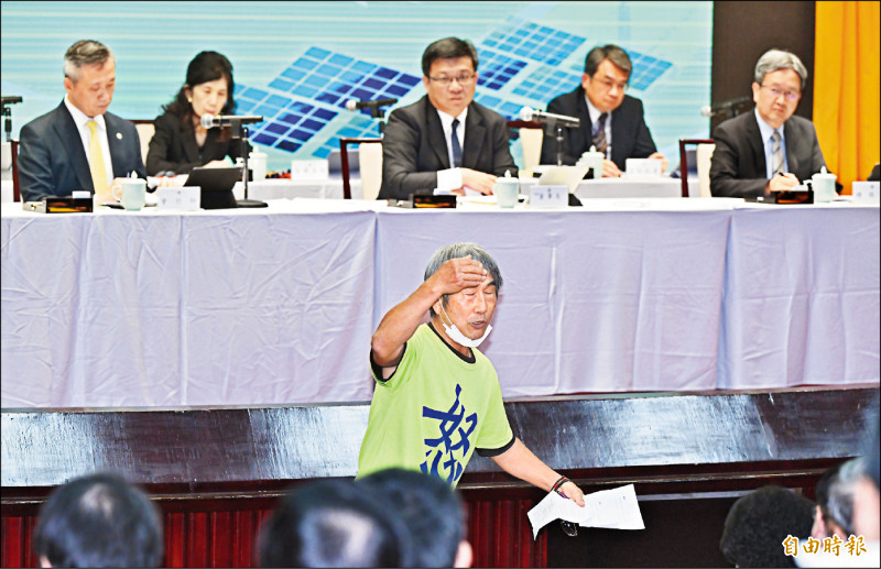 台電昨召開股東臨時會，代理董事長曾文生（上排中）、總經理王耀庭（上排右）列席。現場小股東不滿增資案影響股東權益，輪番發言砲轟台電。（記者廖振輝攝）