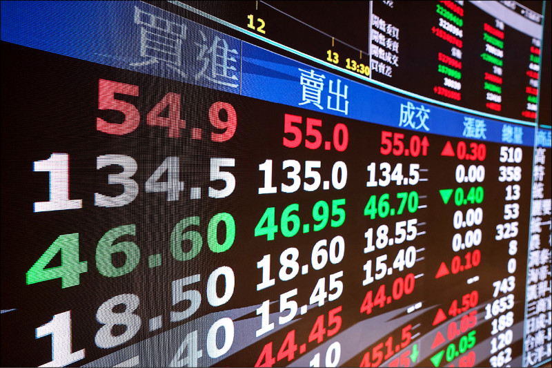 法人統計，去年有12檔ETF除了配息外，除權息的季度仍維持正報酬。（彭博資料照）