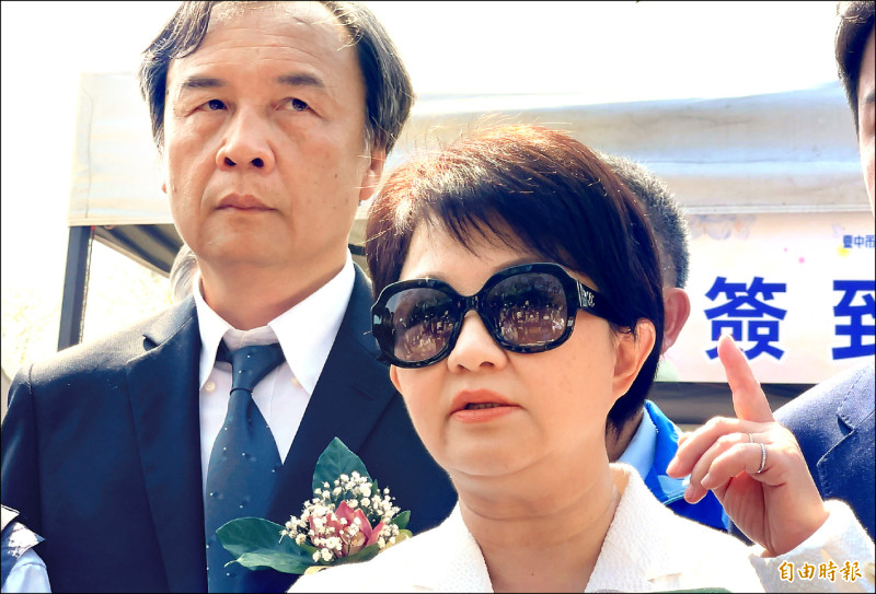 台中市長盧秀燕說，台中市府標售的土地，並沒有涵蓋中央要做社宅的用地，「售地跟社宅這兩者之間是沒有關係的」。（記者蘇孟娟攝）