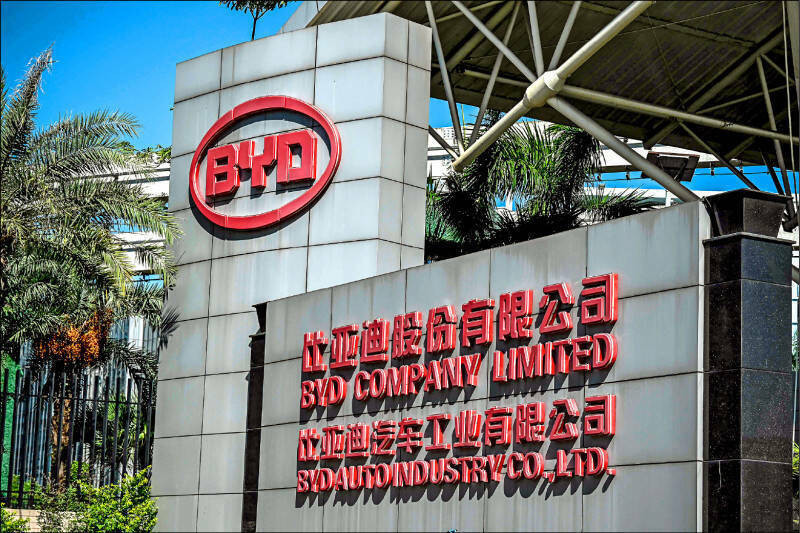 比亞迪等多家中國新能源車商，自3月1日以來陸續宣布降價或限時優惠出清庫存，中小型車商將面臨生存危機。（法新社）