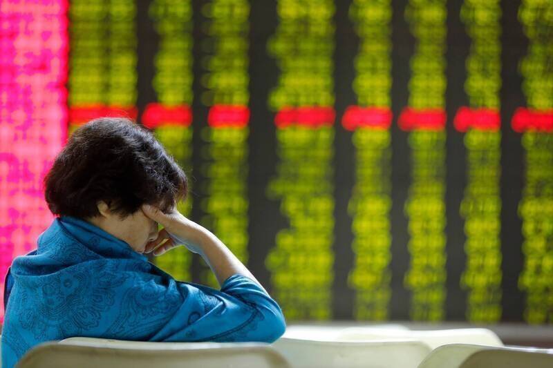 中國經濟低迷，外資撤離，股市表現欠佳，民眾緊縮消費。（示意圖，歐新社）