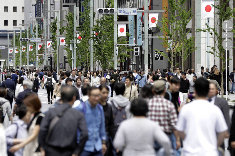日本人口數迅速減少、加上逐漸高齡化，是當地便利商店市場飽和的原因之一。（彭博）