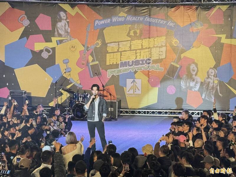 藝人高爾宣在「健身工廠」春酒晚宴表演。（記者歐素美攝）