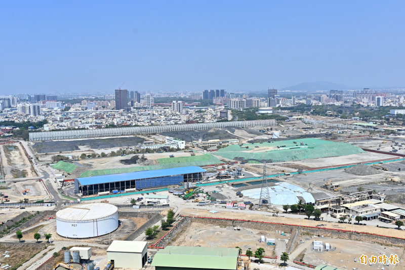 高市府積極招商引資，也促成財政逐步改善，圖為台積電高雄廠工區現況。（記者李惠洲攝）