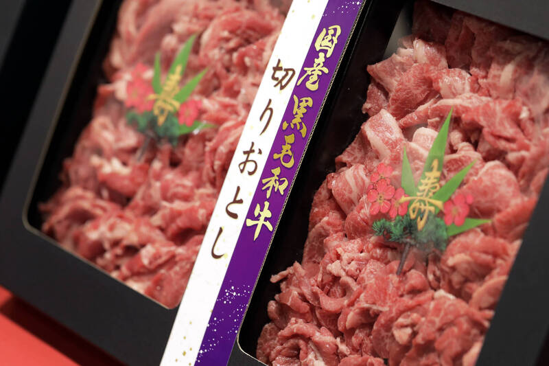 通膨高漲，日本消費者傾向減少高價食品的消費，優先購買必需品。（彭博資料照）
