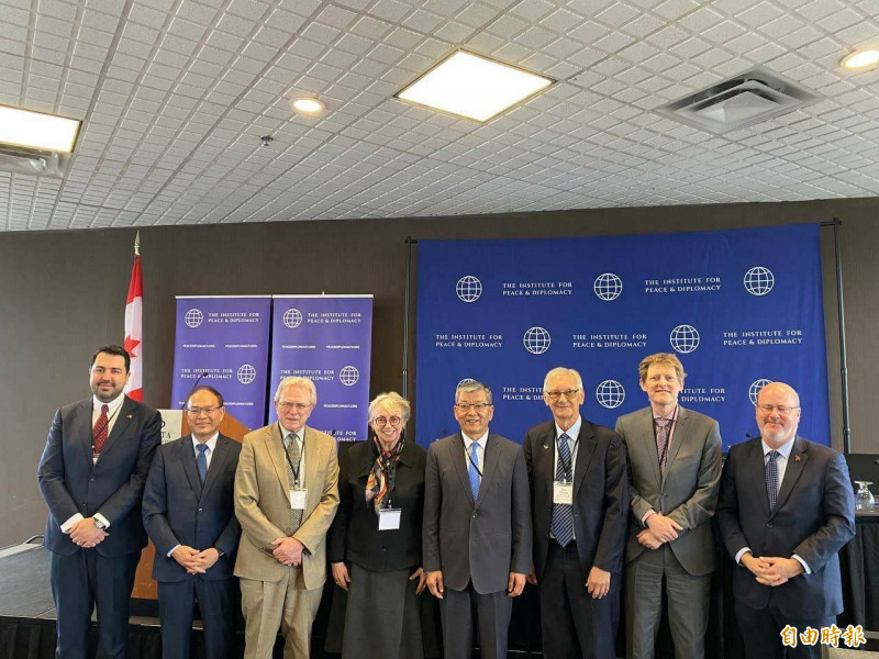 外交部政務次長18日出席謝武樵（右4）應加拿大智庫「和平與安全研究所（The Institute for Peace and Diplomacy）」舉辦的「台加經濟安全論壇」。（外交部提供）