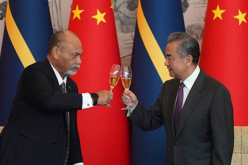 諾魯外交與貿易部長Lionel Aingimea（左）與中國外交部長王毅，簽訂建交公報後舉杯慶祝。（法新社）
