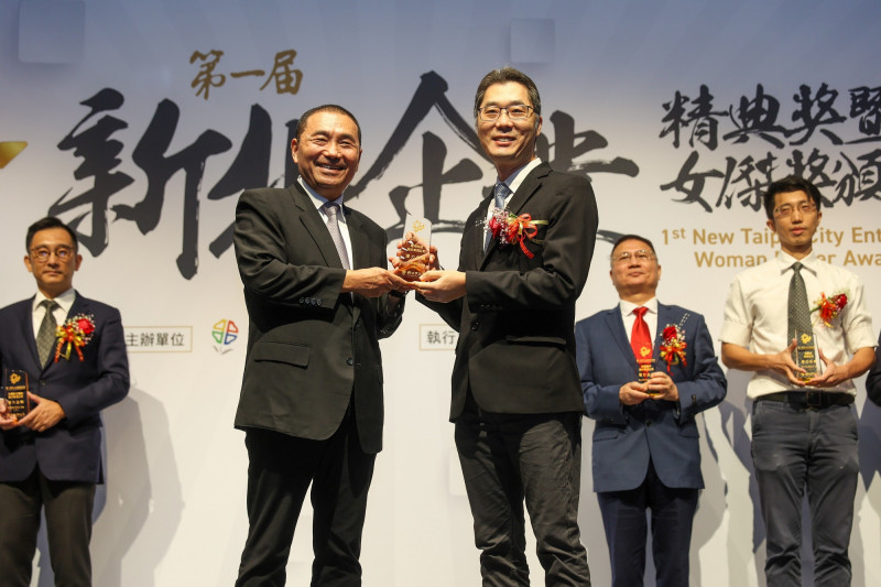 鐳洋科技股份有限公司獲選第一屆企業精典獎。（新北市經濟發展局提供）