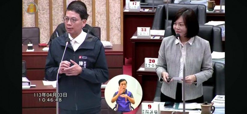 高市財政局長陳勇勝說明高銀增資後,市府還是最大股東。(記者王榮祥翻攝)