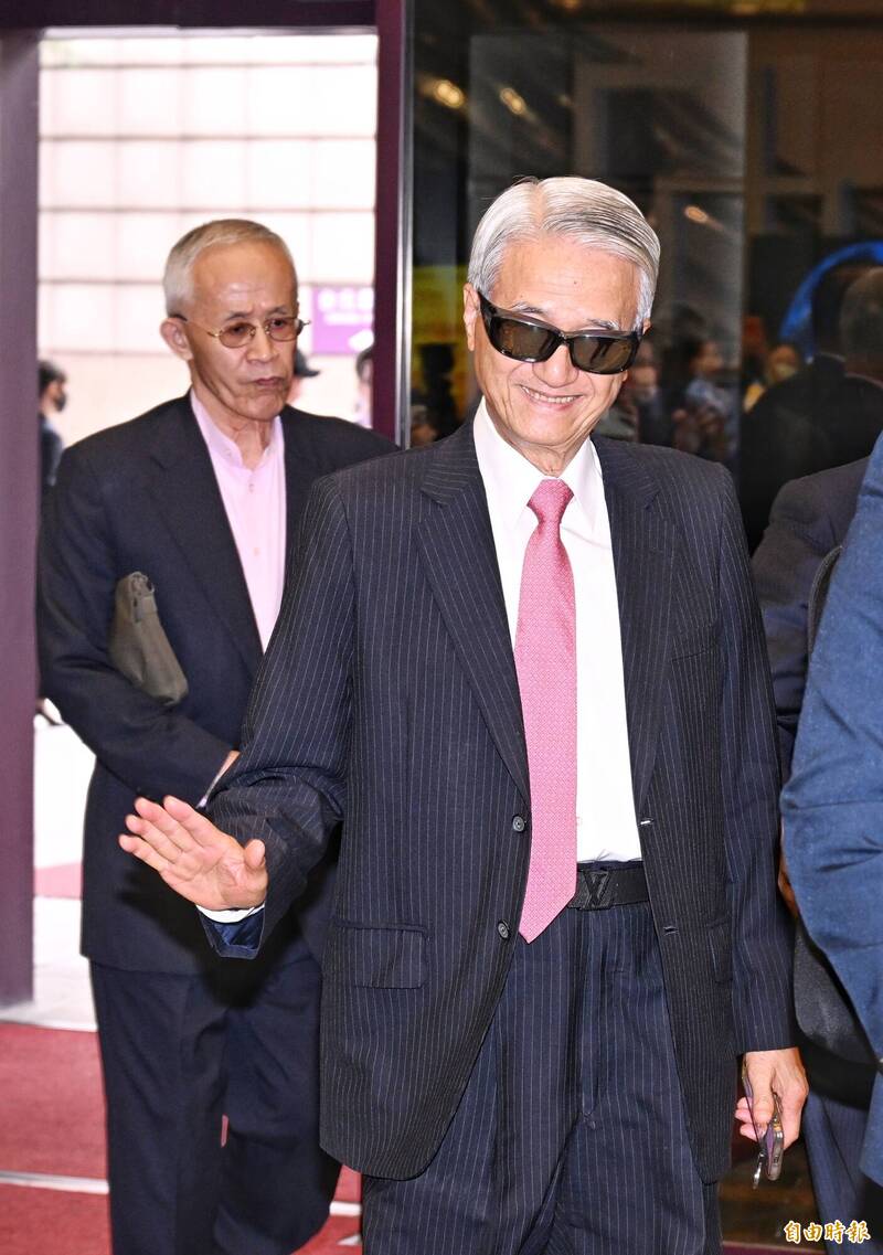 前新光金董座吳東進(前排)重出江湖,擔任大台北瓦斯董座。(本報資料照)