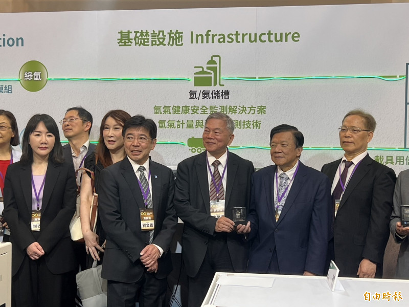 左前排起為立委謝衣鳳、工研院長劉文雄、總統府資政沈榮津、工研院董事長李世光。(記者林菁樺攝)