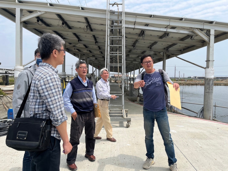 高市府海洋局針對茄萣區已發電漁電共生案場辦理養殖事實查核。（圖由高市海洋局提供）