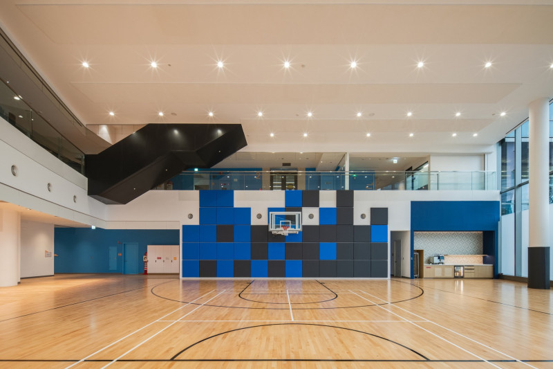 Google在新北市板橋的第2棟硬體研發辦公大樓，還有籃球場。（Google提供）