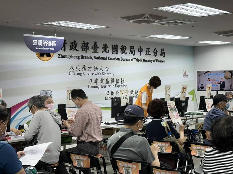 所得稅申報今起跑，各地區國稅局湧入報稅人潮。（記者鄭琪芳攝）