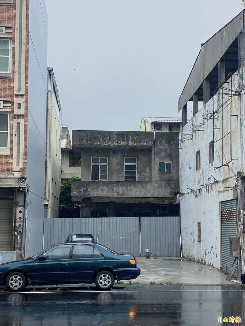 地政處匯整實價登錄成交資料顯示，去年及今年第1季共5季來，全縣土地最高交易單價最高落在鹿港鎮中正路成排透天厝其中一處空地，兩邊都是透天厝，交易面積36.7356坪、總價2450萬元。 （記者張聰秋攝）