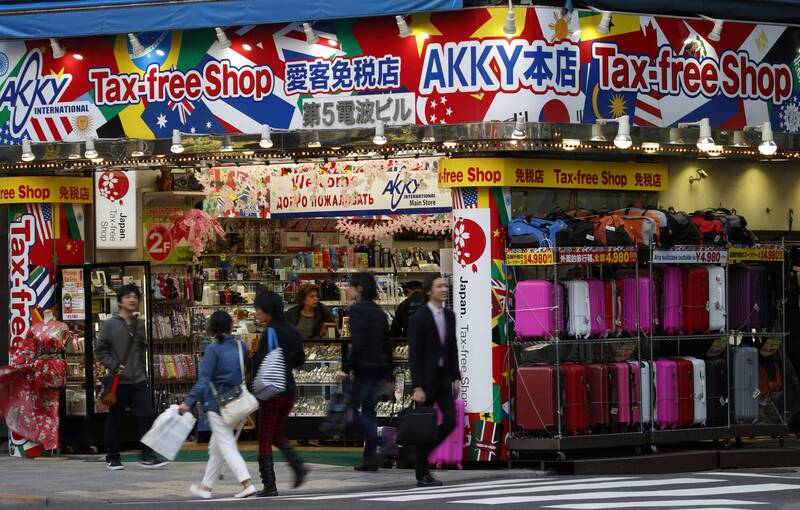 訪日遊客利用免稅制度進行轉售的不肖行為層出不窮，日本即將推出稅制防堵欺詐行為。（示意圖，彭博）