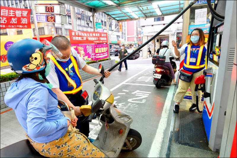 台灣中油公司宣布，自明（6日）日凌晨零時起汽、柴油價格各調降0.1元。（資料照）