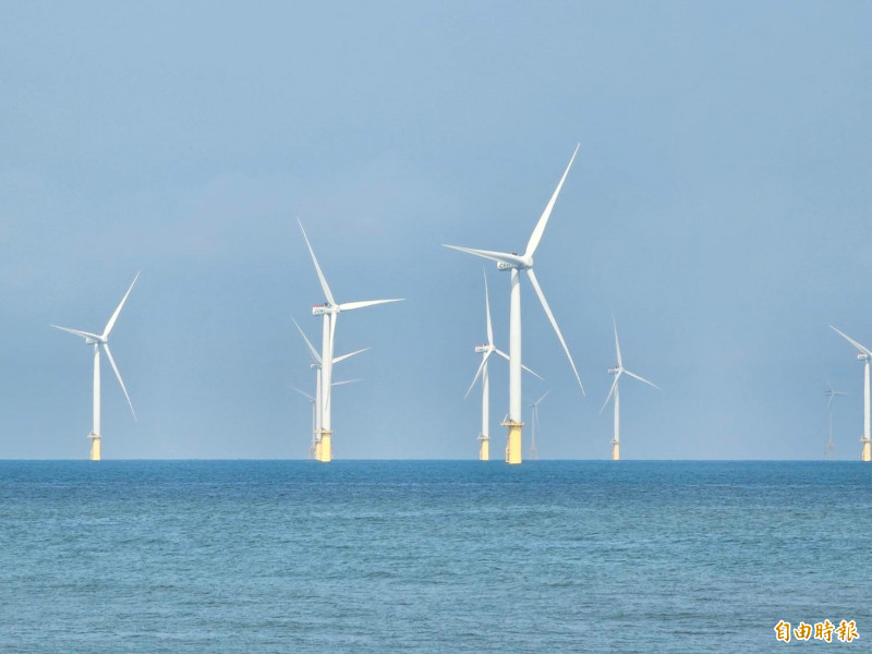 苗栗縣竹南鎮龍鳳漁港外海，為台灣首座離岸風力發電場「海洋竹南風力發電場」。（記者彭健禮攝）