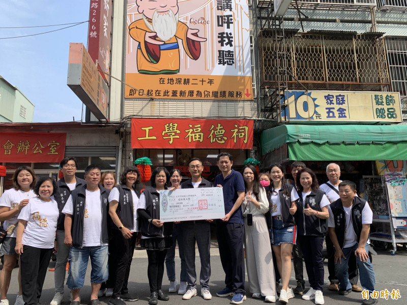 公益彩券行開出今彩539頭獎800萬，今天特地捐出10萬元建廟基金。（記者蔡淑媛攝）