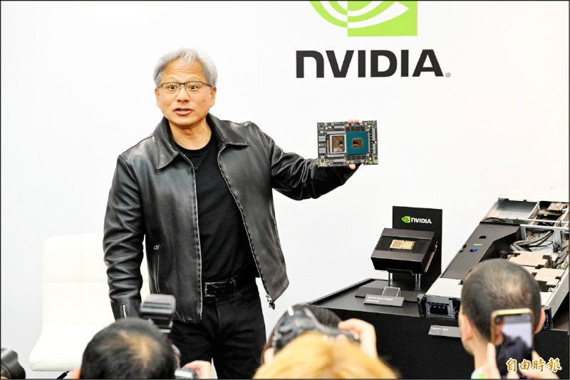 圖為NVIDIA執行長黃仁勳去年來台參加2023台北國際電腦展，,舉行全球媒體與分析師問答，會前現場吸引許多粉絲要求合影與簽名。（資料照，記者田裕華攝）