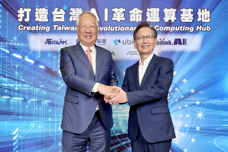 正崴董事長郭台強（左起）與華碩董事長施崇棠。（記者方韋傑攝）