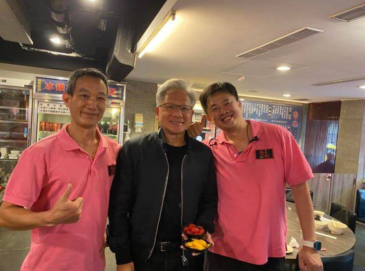 黃仁勳（中）27日中午到台北犁園湯包店享用小籠包及牛肉捲餅，大方地與人合照。（截取自蘇慶忠臉書）