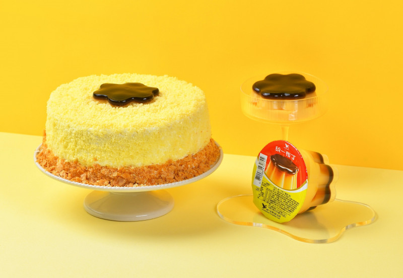 六角旗下人氣伴手禮品牌「春上布丁蛋糕」攜手統一企業旗下國民甜點「統一布丁」，打造超萌的「真の布丁蛋糕」，搶攻療癒美食商機。（六角提供）