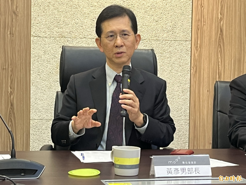 數發部今天舉辦上任後第一次媒體茶敘，由部長黃彥男說明衛星通訊政策進度。（記者徐子苓攝）