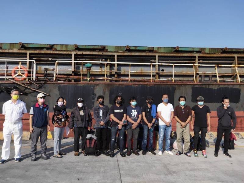 建業輪8名印尼籍船員在高雄港待逾8個月，2022年10月底返國。（資料照，圖航港局提供）