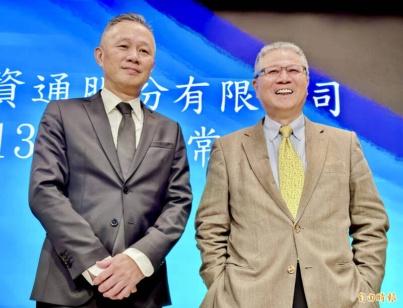 緯創（3231）董事長林憲銘（右）30日出席股東會，對於股價只說「我也不能講什麼高估」。（記者方韋傑攝）