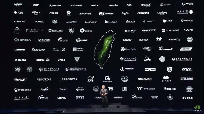 輝達（NVIDIA）創辦人黃仁勳昨日發表人工智慧（AI）主題演講，背板出現17所大專院校校名， 大學紛表示會與輝達全力合作支持。（圖擷取自輝達YouTube官方頻道）