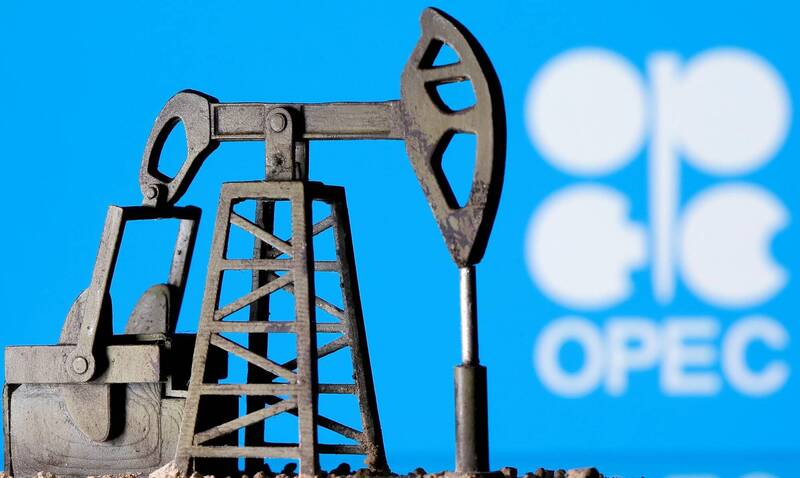 OPEC+成員國同意將大部份石油減產期限延長至2025年底。（路透資料照）