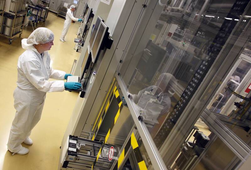 用電的高峰通常是非太陽能時段，消費者不一定會從爆跌電價中受惠。（彭博）