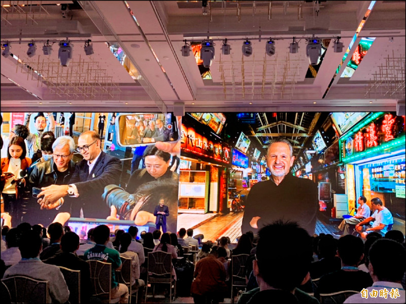 安謀執行長哈斯昨發表主題演講，開場時秀出他去逛夜市的照片。
（記者卓怡君攝）