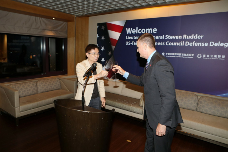 外貿協會董事長黃志芳（左）與退役中將史帝芬.魯德（右）期待進一步深化台美的夥伴關係。（貿協提供）