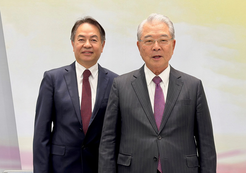 金寶董事長許勝雄（右起），總經理陳威昌。（記者方韋傑攝）