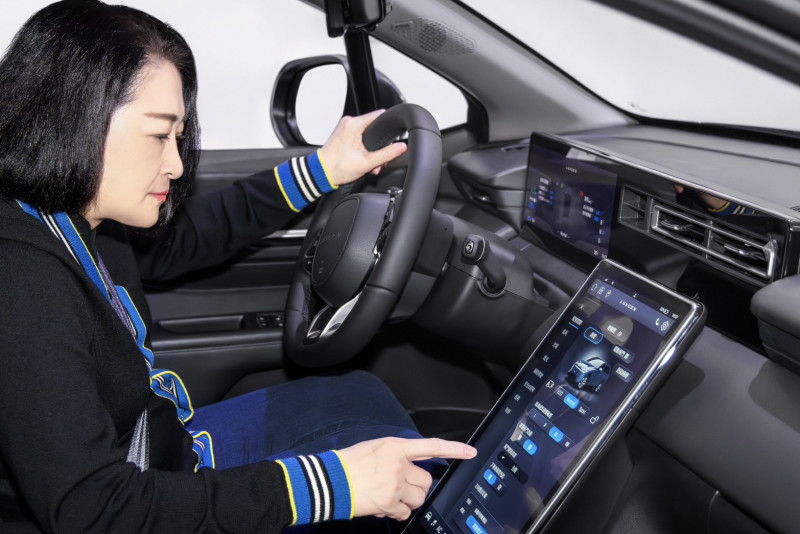 裕隆（2201）自主品牌納智捷LUXGEN n⁷ 電動車今天宣布推出LUXGEN n⁷ 滿電特仕版，6月底前，會員限時價103.9萬元，裕隆執行長嚴陳莉蓮並親自試乘。（裕隆提供）