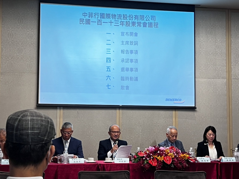中菲行創辦人錢堯懐（右二）卸任董事長，將經營的重任傳承給錢文莉及執行長施振昇。（記者王憶紅攝）
