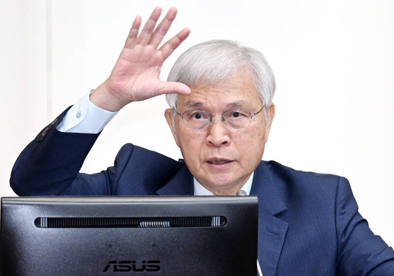 立法院財政委員會6日邀請中央銀行楊總裁金龍就「日圓貶值效應會否導致亞洲貨幣競貶，及對台灣經濟影響」進行專題報告並備質詢。（記者廖振輝攝）
