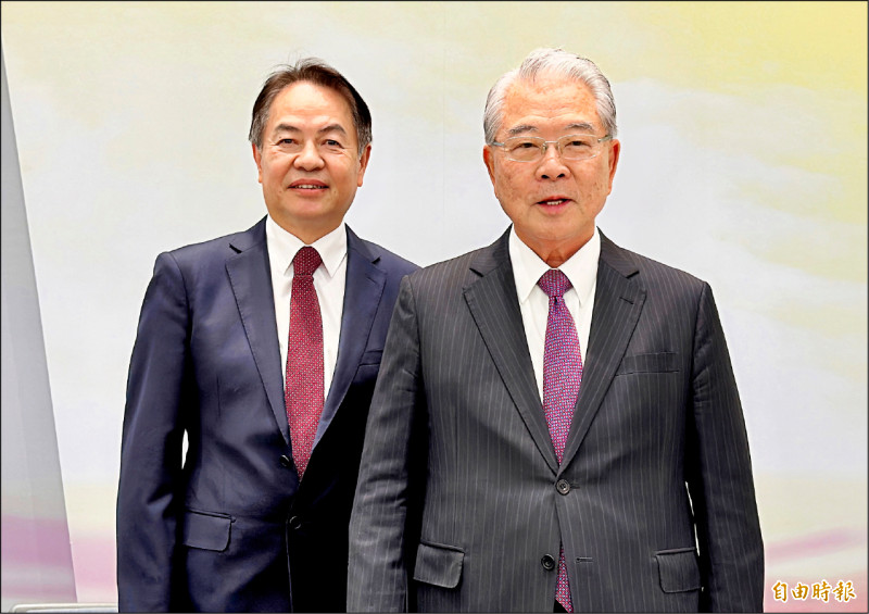 金寶總經理陳威昌（左）昨表示，金寶跨入AI伺服器前段製程供應鏈，已小量試產L2專用PC板。右為董事長許勝雄。（記者方韋傑攝）