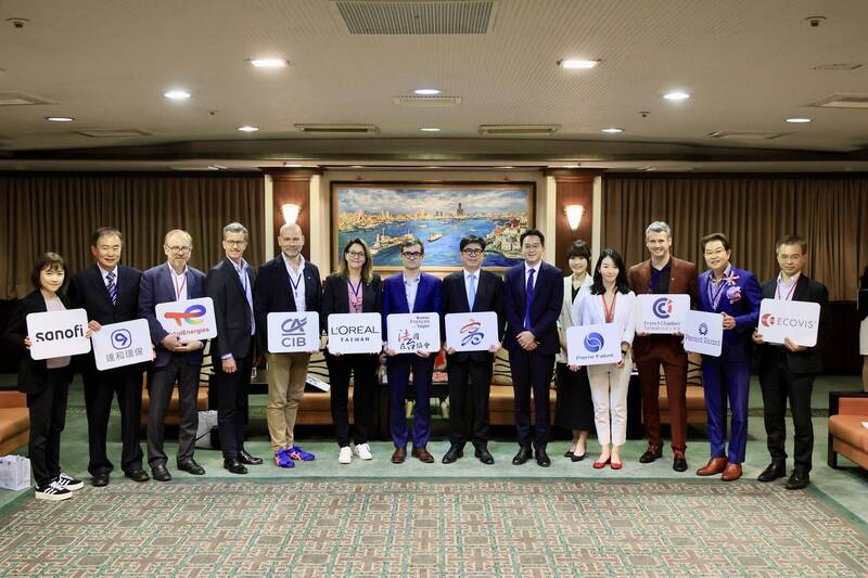 高雄市長陳其邁（中）歡迎法國在台協會、法國工商會與法商到訪高雄。（記者葛祐豪翻攝）