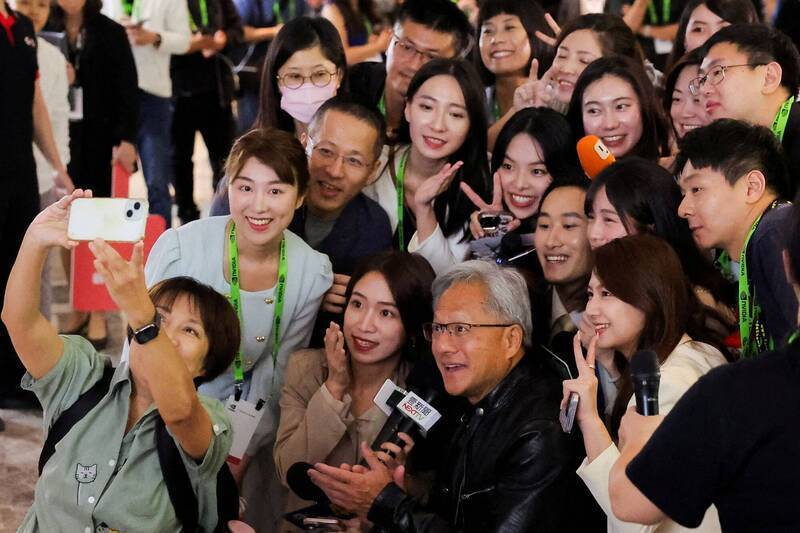 輝達（NVIDIA）黃仁勳5月26日抵台後，一舉一動都受到關注，就連外媒都形容他是帶輝達起飛的「科技界拿破崙」。（路透資料照）