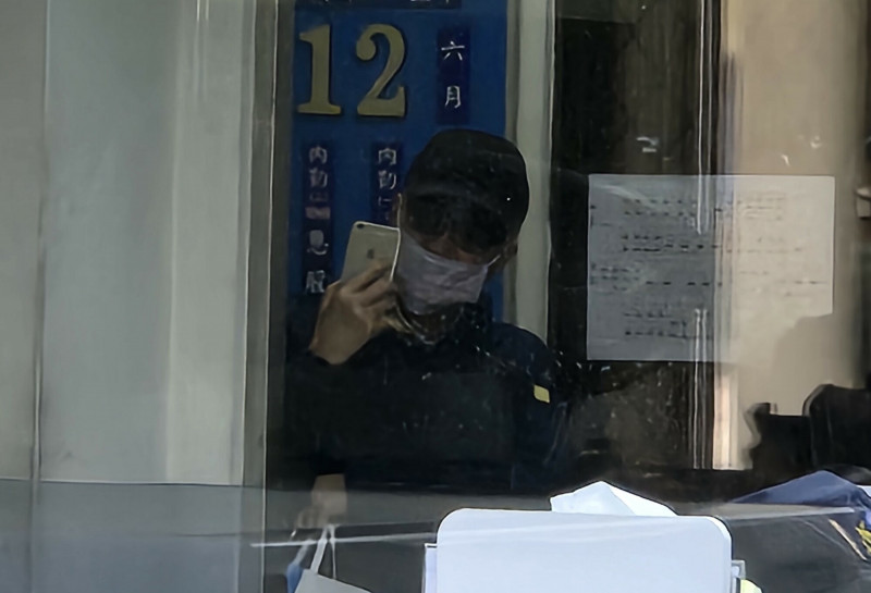 新光人壽前董事長吳東進因新板傑仕堡案被約談，檢方訊後諭令他1億元交保，吳東進交保後戴上口罩，在法警室內駐足。（記者王定傳攝）