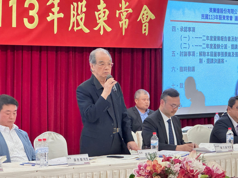 英業達（2356）今天召開股東會，葉國一起身回應職業股東，獲得滿堂彩。（記者方韋傑攝）