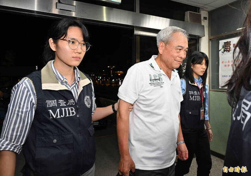 檢調偵辦新光人壽新板傑仕堡弊案，新光人壽前總經理蔡雄繼（中）凌晨裁定200萬元交保。（記者田裕華攝）